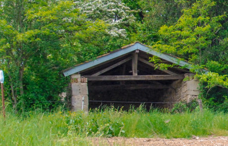 writer's block-hut aan rand bos Domaine du Merlet